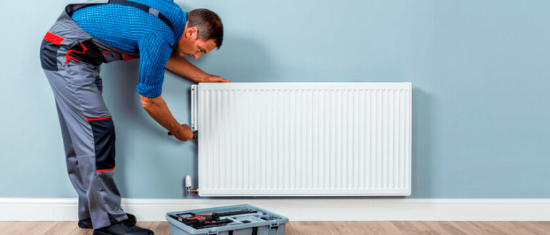 Как повесить радиатор отопления на кронштейны