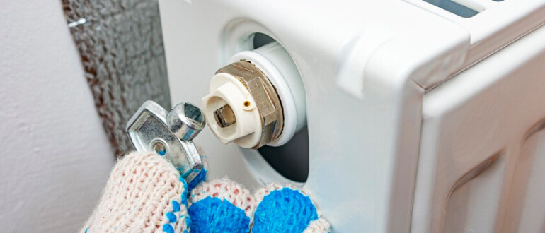 Как спустить воздух из батареи отопления